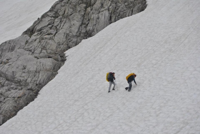 hombres en la nieve